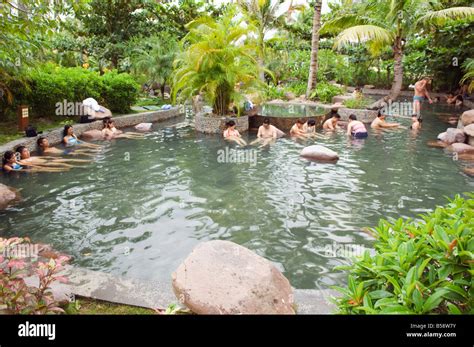  Nantian Hot Springs: Şifalı Sular ve Muhteşem Deniz Manzarasıyla Tanışın!