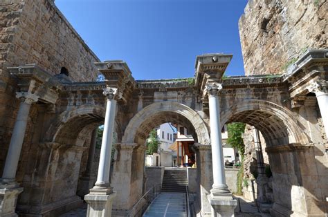  Antalya'nın Kalbinde Bir Tarihi Yolculuk: Hadrian Kapısı'nı Keşfedin!