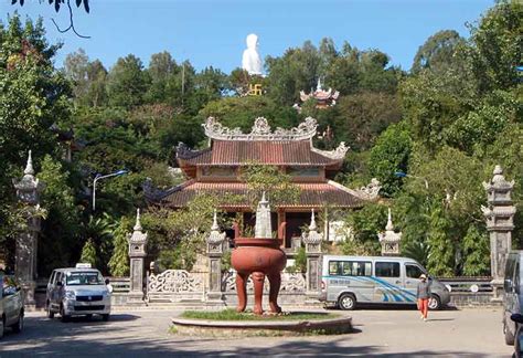  Long Son Pagoda, Şehrin Kalbinde Yükselen Bir Manevi Sığınak!